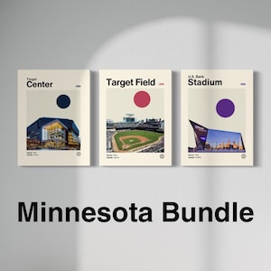Pode incluir: Três pôsteres minimalistas com ilustrações do Target Center, Target Field e U.S. Bank Stadium em Minneapolis, Minnesota. Cada pôster apresenta o nome do estádio, a cidade e a abreviatura do estado. Os pôsteres são impressos em papel branco com um fundo creme.