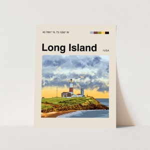 Puede incluir: Un cartel de viaje vintage con un faro en una costa rocosa con un cielo nublado. El cartel se titula "Long Island" con las coordenadas "40.7891° N, 73.1350° W" y el texto "/USA".