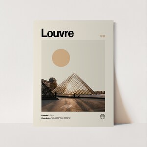 Op de afbeelding: Een minimalistische poster met een foto van het Louvre Museum in Parijs, Frankrijk. De poster heeft een beige achtergrond met de tekst "Louvre" in zwart, een beige cirkel en een foto van de glazen piramide voor het museum. De tekst "Gesticht / 1793" en "Co&ouml;rdinaten / 48.8606&deg; N, 2.3376&deg;E" zijn ook in zwarte tekst opgenomen.