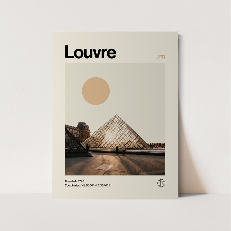 Op de afbeelding: Een minimalistische poster met een foto van het Louvre Museum in Parijs, Frankrijk. De poster heeft een beige achtergrond met de tekst "Louvre" in zwart, een beige cirkel en een foto van de glazen piramide voor het museum. De tekst "Gesticht / 1793" en "Co&ouml;rdinaten / 48.8606&deg; N, 2.3376&deg;E" zijn ook in zwarte tekst opgenomen.