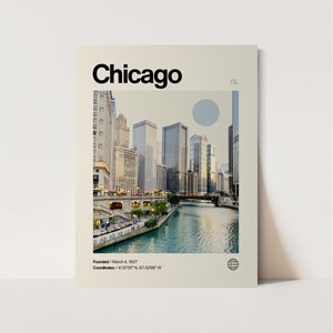 Può includere: Un poster in stile vintage con una fotografia dello skyline di Chicago. Il poster presenta un cerchio blu chiaro nell'angolo in alto a destra e il testo "Chicago /IL" nell'angolo in alto a destra. Il testo "Fondata / 4 marzo 1837" e "Coordinate / 41.8781° N, 87.6298° W" si trova nell'angolo in basso a sinistra.