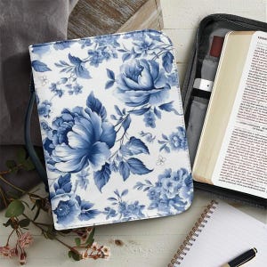 Copertina per Bibbia in similpelle con stampa Toile Chinoiserie e motivo floreale blu, regalo religioso perfetto per gli amanti dei libri.