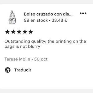 Puede incluir: Un bolso bandolera de estampado blanco y negro con cierre de cremallera. El bolso se muestra sobre un fondo blanco con una calificaci&oacute;n de cinco estrellas y el texto "Calidad excepcional; la impresi&oacute;n en las bolsas no est&aacute; borrosa".