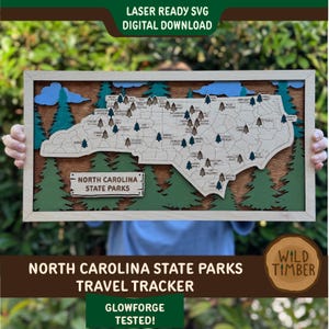 Puede incluir: Rastreador de viajes de los parques estatales de Carolina del Norte de madera. El mapa está cortado con láser con un marco de madera clara, con un contorno detallado del estado con acentos de árboles y nubes. El texto "NORTH CAROLINA STATE PARKS" es visible. El texto "LASER READY SVG DIGITAL DOWNLOAD" también es visible.