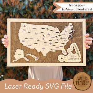 Puede incluir: Mapa de madera de los Estados Unidos con marcadores en forma de pez. El mapa está enmarcado en madera clara y presenta el texto "Fish America Bucket List". La frase "Track your fishing adventures!" también es visible.