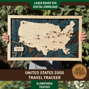 Pode incluir: Um rastreador de viagens de madeira dos Estados Unidos com um design de mapa e uma moldura de madeira. O mapa inclui o texto "United States Zoos Travel Tracker" e "Our 200 Adventures". O design incorpora elementos em forma de samambaia e o texto "Laser Ready SVG Digital Download".