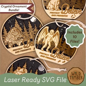 Può includere: Set di ornamenti in legno a tema criptidi. Ogni ornamento circolare presenta un diverso criptide, con le parole "Believe" e "Protect and Preserve". Include 10 file. È visibile anche il testo "Laser Ready SVG File".