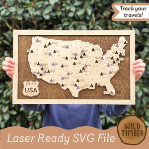 Puede incluir: Mapa de madera de los EE. UU. con contornos de estados y marcadores triangulares morados y negros. El mapa está enmarcado en madera clara y presenta el texto "WEIRD USA". El texto "Track your travels!" también es visible.