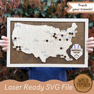 Może przedstawiać: Drewniana mapa Stanów Zjednoczonych z ikonami baseballu oznaczającymi lokalizacje stadionów. Mapa jest oprawiona w jasne drewno, na tle ciemnego drewna. Tekst na mapie brzmi "Track your travels!" i "Laser Ready SVG File".