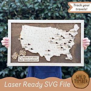 Könnte beinhalten: Holzkarte der Vereinigten Staaten mit Umrissen der Bundesstaaten und Rennstreckenflaggen. Die Karte ist in hellem Holz gerahmt und trägt den Text "NASCAR CUP SERIES RACE TRACK BUCKETLIST". Der Text "Track your travels!" ist ebenfalls vorhanden.