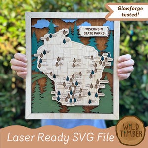 Puede incluir: Una pieza de arte mural de madera multicapa que presenta un mapa de los parques estatales de Wisconsin. El diseño incluye un mapa de madera clara con nombres de parques grabados, siluetas de bosques de madera oscura, nubes azules y un letrero.