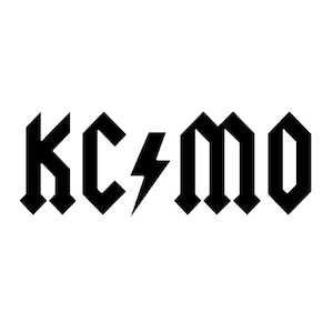Può includere: Grafica in bianco e nero con il testo "KC⚡️MO" in un carattere gotico in grassetto.