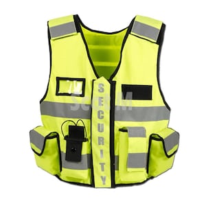 Puede incluir: Un chaleco de seguridad amarillo brillante con tiras reflectantes y detalles negros. El chaleco tiene cierre de cremallera y la palabra "SECURITY" impresa verticalmente en la parte delantera. Tiene varios bolsillos, incluido un bolsillo para radio y un porta-insignias.