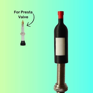 Puede incluir: Un tapón de válvula con forma de botella negra, parte superior roja y etiqueta rectangular blanca, situado sobre un vástago de válvula Presta metálico roscado. A la izquierda, una válvula Presta pequeña con el texto For Presta Valve.