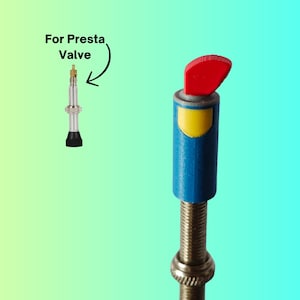 Pode incluir: Um adaptador de válvula Presta com corpo cilíndrico azul, um detalhe amarelo e uma alavanca vermelha no topo. O adaptador está fixado numa haste de válvula metálica roscada. O texto For Presta Valve com uma seta aponta para uma haste de válvula Presta separada.