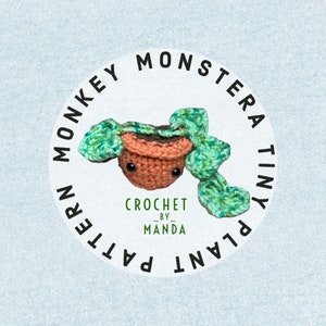 Może przedstawiać: Wzór na szydełku na małą roślinę monstera, z tekstem "Crochet by Manda" i "Tiny Plant Monstera Pattern" wokół krawędzi koła.