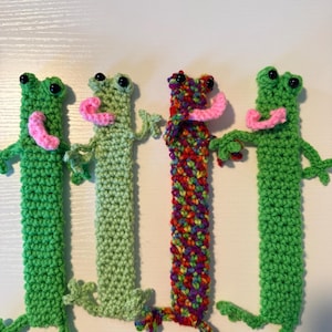 Peut inclure: Quatre marque-pages en forme de grenouille crochetés à la main. Trois sont verts avec des langues roses, et l'un est multicolore. Chaque grenouille a des yeux noirs et des bras et des jambes tendus. Ces marque-pages originaux sont parfaits pour les amateurs de livres.