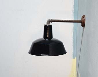 Gerenoveerde klassieke emaille wandlamp, buiten