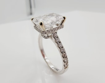 18k White Gold 3.24ct Engagement Ring With Lab Grown Center Diamond.