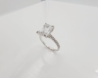 18k White Gold Engagement Ring With Lab Grown Center