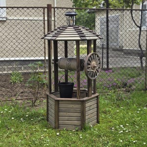 Dekorativer Brunnen aus Holz für Garten | Handgefertigtes Gartendekor aus Kiefernholz | LED Licht & Eimer | Hergestellt in der Ukraine