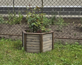 Rustic Carpathian Pine Wooden Planter Box: Custom Garden Decor