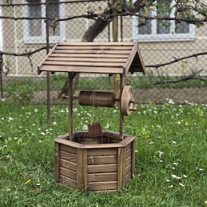 Handgemachter Gartenbrunnen aus Holz | Rustikale Yard Dekoration | Kiefernholz Outdoor Ornament | Dekorativer Brunnen mit Eimer | Hergestellt in der Ukraine