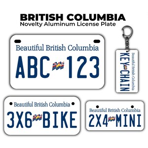 Puede incluir: Un conjunto de placas de matrícula de aluminio blanco y un llavero, todos con el texto "British Columbia" y gráficos de banderas. Las placas muestran "Beautiful British Columbia" con los números "ABC 123", "3X6 BIKE" y "2X4 MINI". El llavero dice "KEYCHAIN".