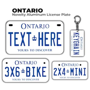 Könnte beinhalten: Eine Sammlung von Aluminium-Kennzeichen und einem Schlüsselanhänger. Die weißen Schilder tragen blaue Schriftzüge wie "ONTARIO", "TEXT HERE", "3X6 BIKE" und "2X4 MINI". Der Schlüsselanhänger zeigt ebenfalls "ONTARIO" und "KEYCHAIN".