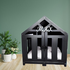 Caseta de madera personalizada para perros, caseta grande para exteriores con techo de cedro y opción de nombre grabado.