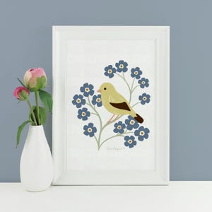 Country Cottagecore gelber Vogel mit Vergissmeinnicht Blumen Kunstdruck Poster auf weiß