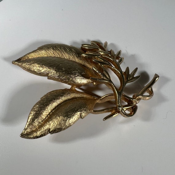 Vintage 1962 Sarah Coventry Gold Tone Leaf and Br… - image 3