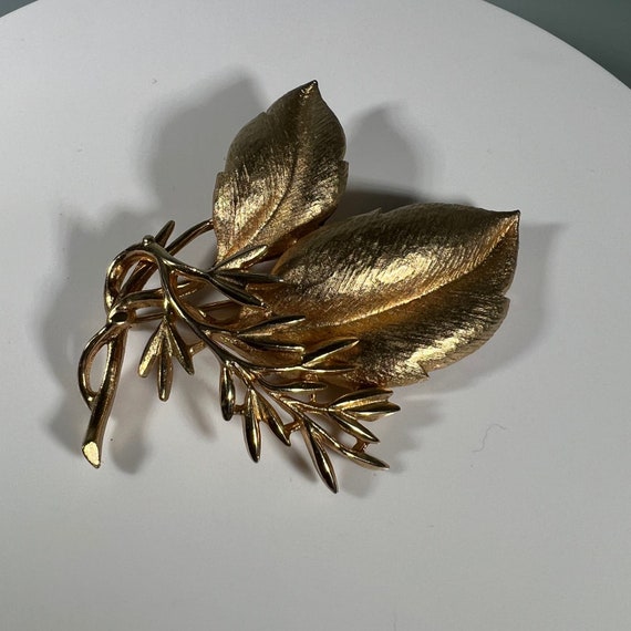 Vintage 1962 Sarah Coventry Gold Tone Leaf and Br… - image 1