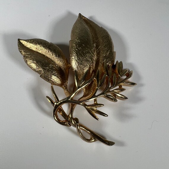 Vintage 1962 Sarah Coventry Gold Tone Leaf and Br… - image 2