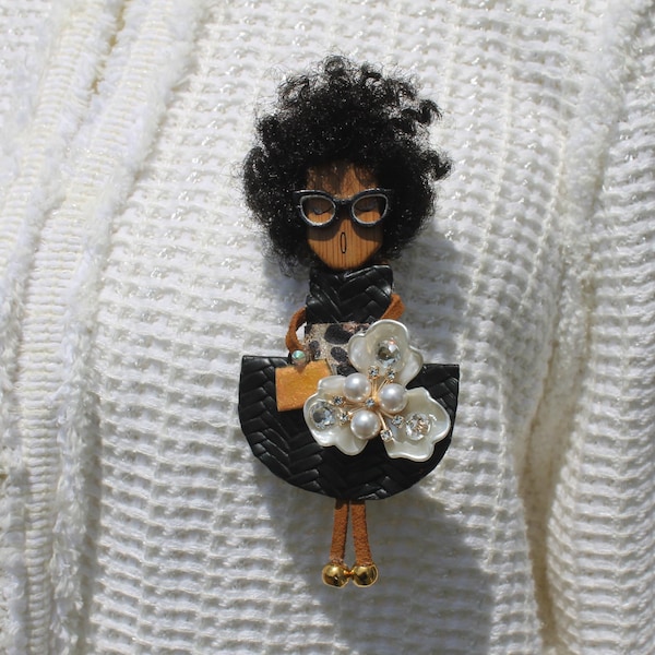 Broche afro feminino feito à mão, broche de boneca de palito caprichoso