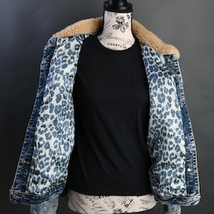 Vintage Denim Jacket – Sherpa Collar, Animal Print Lining (Size Medium)