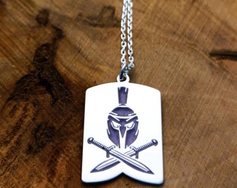 Colgante de guerrero antiguo: collar con casco espartano y espadas, dije de plata hecho a mano.