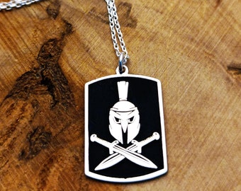 Collar de guerrero espartano: colgante con casco de gladiador y espadas cruzadas, llamativa joyería de plata para hombre.