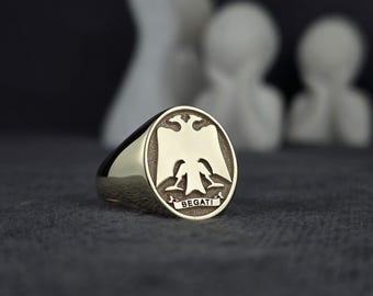 Bague chevalière personnalisée en argent avec blason héraldique, style vintage, inspirée des armoiries et de l'emblème familial médiéval. Bijou artisanal pour homme, cadeau idéal.