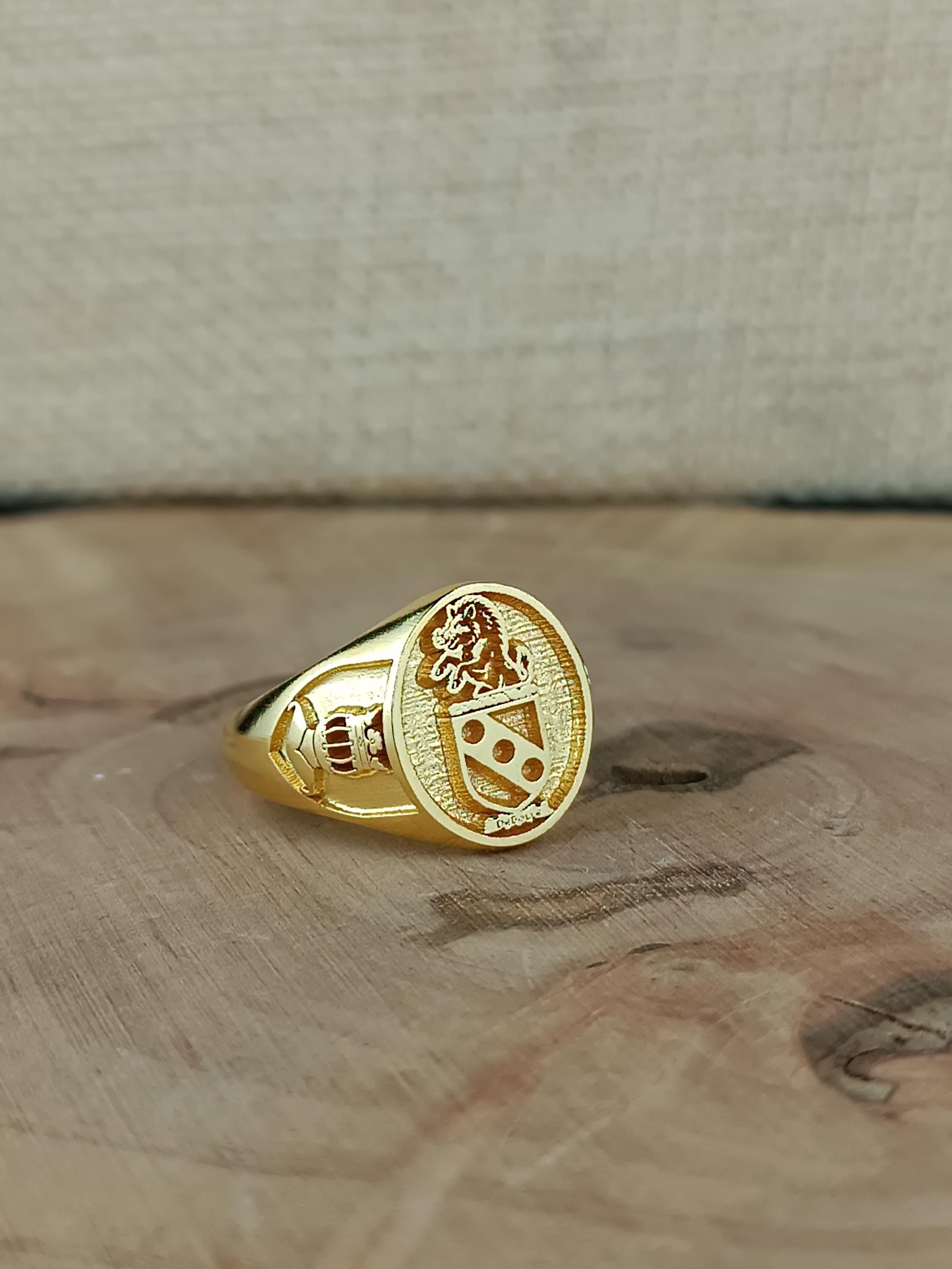 Anello con stemma di famiglia in oro Anello con stemma araldico