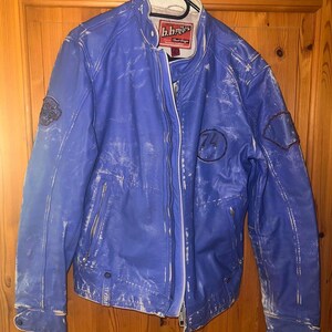 Blouson en cuir bleu électrique effet usé | Patch Outlaws Look motard | L pour hommes | Esthétique rebelle vintage des années 80