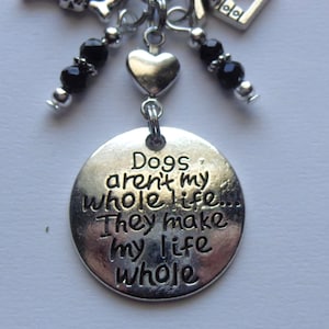 Los perros no son todo mi vida... hacen que mi vida sea completa, llavero, dije para bolso, clip para cartera, diario basura, dije para auto, tirador de cremallera, elige color.