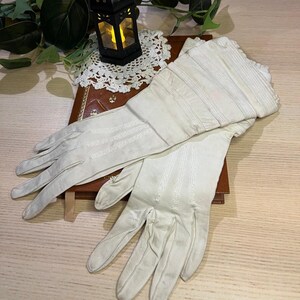 Gants à gantelets antiques Français des années 1900, blanc Gants de mousquetaire antiques en cuir crème Victorien édouardien Au Printemps Paris image 2