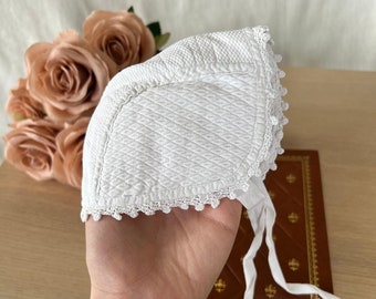 Ancien grand bonnet enfant en dentelles et broderies (D'occasion) à