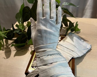 Gants à gantelets antiques Français des années 1900, blanc | Gants de mousquetaire antiques en cuir crème | Victorien édouardien | Au Printemps Paris