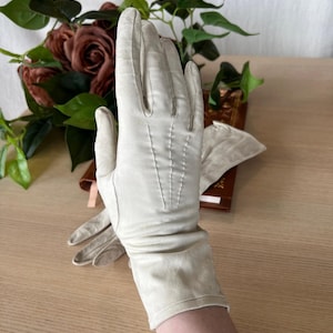 Gants en cuir antiques Français des années 1900 blancs Gants anciens en cuir crème Victorien édouardien Poignet boutonné XS image 1