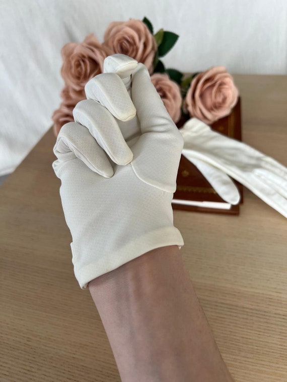 Elegant Vintage White Cream Gloves with Bow 1950s… - image 2