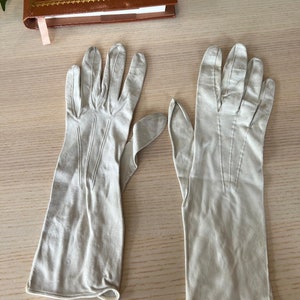 Gants en cuir antiques Français des années 1900 blancs Gants anciens en cuir crème Victorien édouardien Poignet boutonné XS image 4