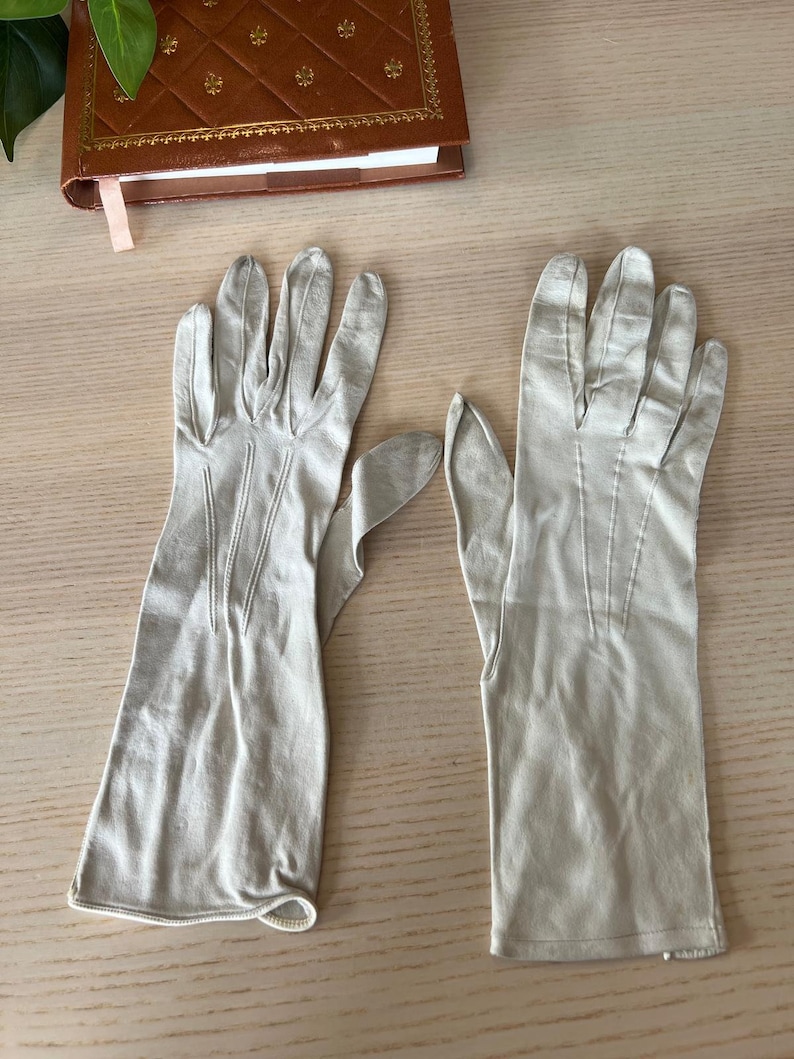 Gants en cuir antiques Français des années 1900 blancs Gants anciens en cuir crème Victorien édouardien Poignet boutonné XS image 4