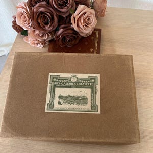 Caja de cartón vintage de las Galerías Lafayette de París: objeto de colección de los grandes almacenes franceses